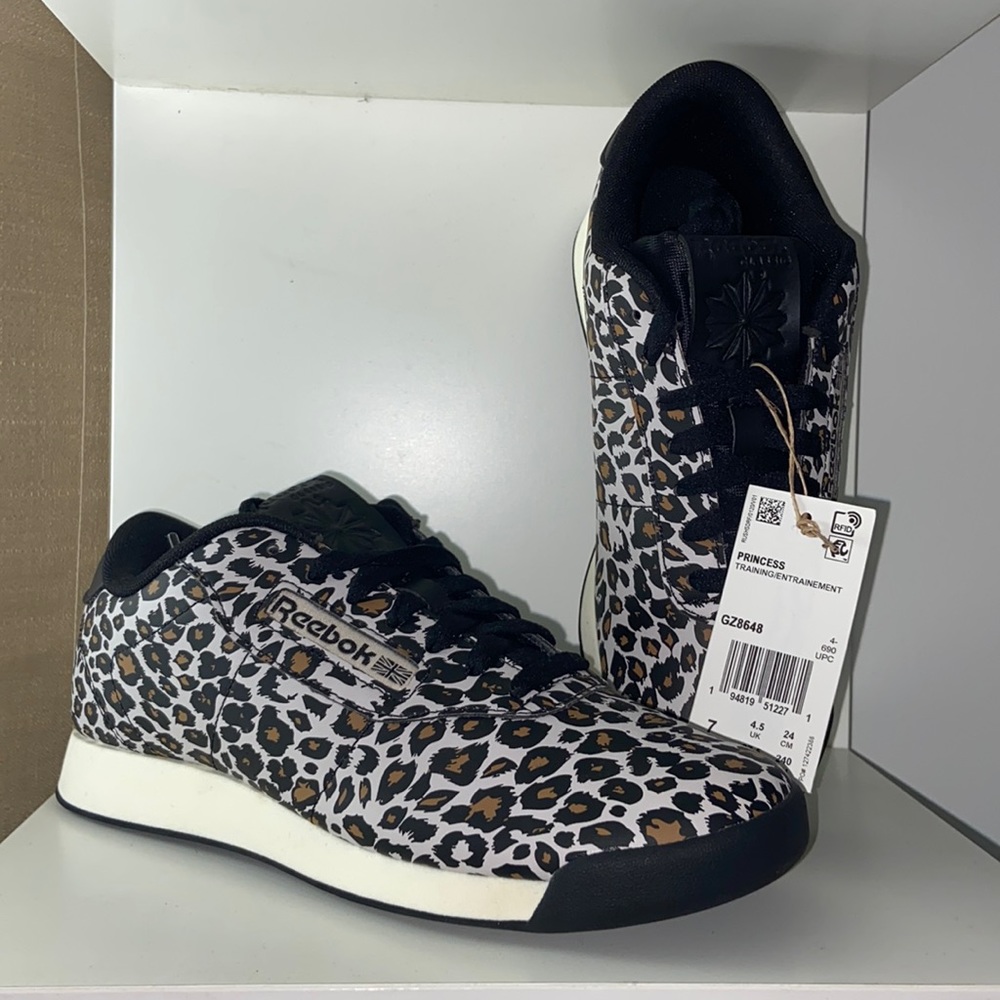 Reebok sneakers size 7 never been worn!